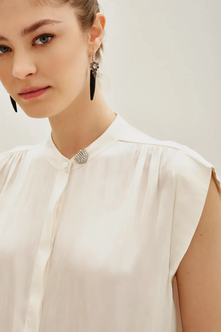 Camisa de corte amplio con cuello mao y detalle de pin metálico frontal de Rapsodia en Camisas para argentina