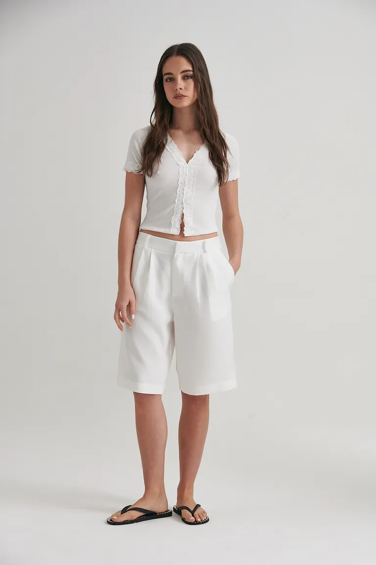 Bermuda blanca de lino con diseño sastrero y bolsillos laterales de Sweet en Shorts para argentina