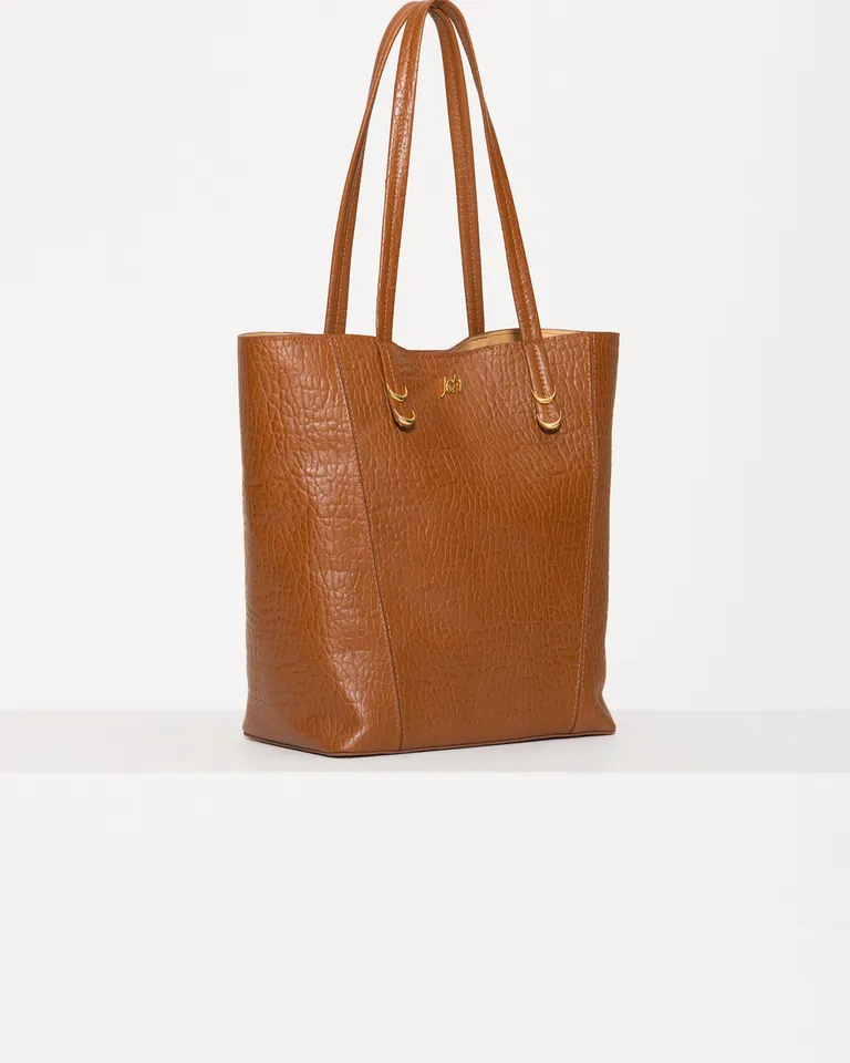 Tote bag de cuero vacuno con diseño sofisticado y detalles en marfil de Jazmin Chebar en Bolsos y Carteras para argentina