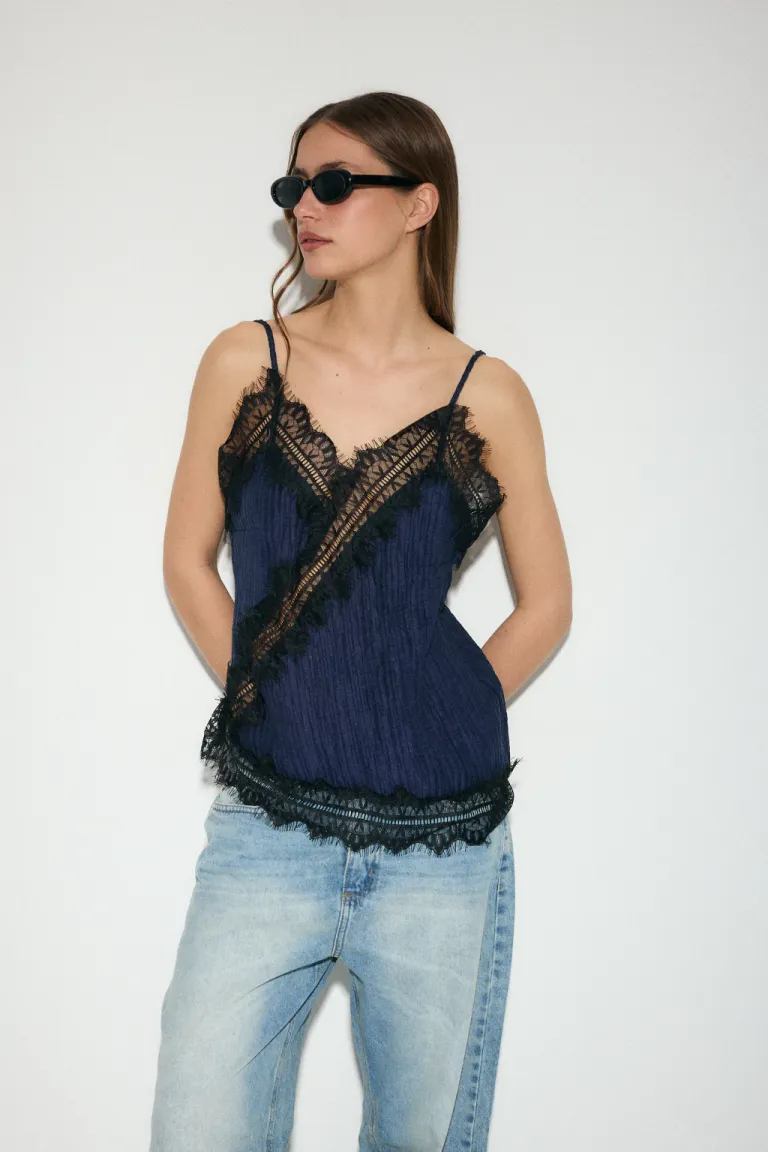 Blusa de raso plisado con encaje en negro - Elegante y femenina prenda para mujer de Audaz en Blusas para argentina