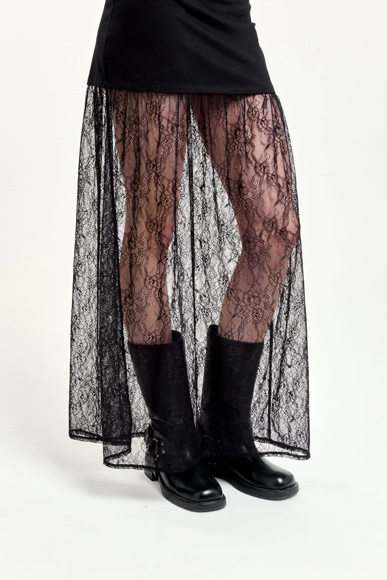 Vestido largo negro con encaje y diseño strapless, elegante y versátil de 47 Street en Vestidos para argentina