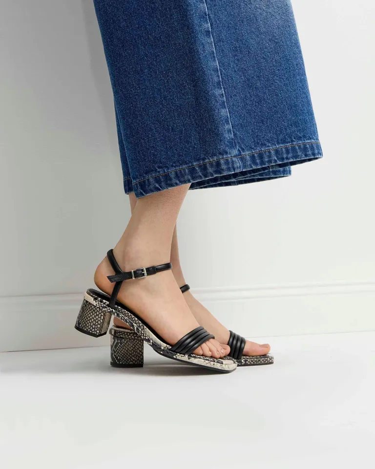 Sandalias de cuero con estampado de serpiente y tacón cuadrado para un estilo moderno y refinado de Prüne en Sandalias para argentina