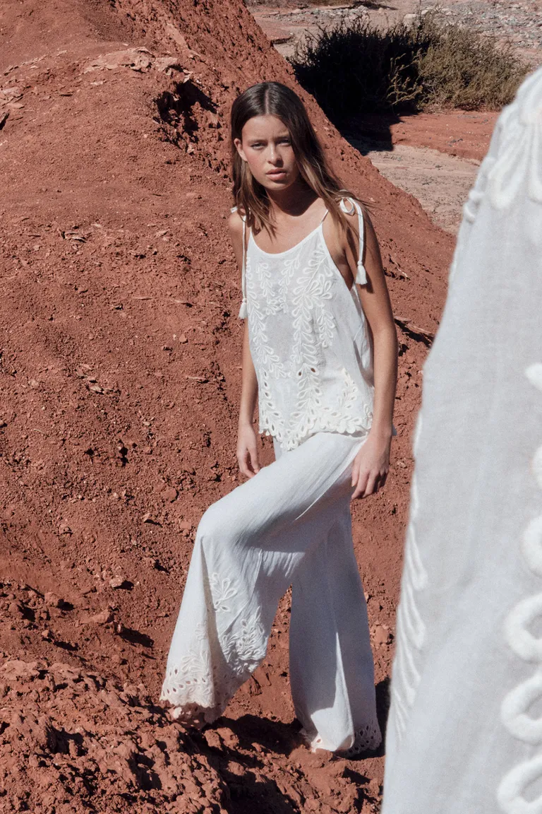 Top blanco de estilo boho con bordados artesanales y detalles femeninos de Sweet en Tops para argentina