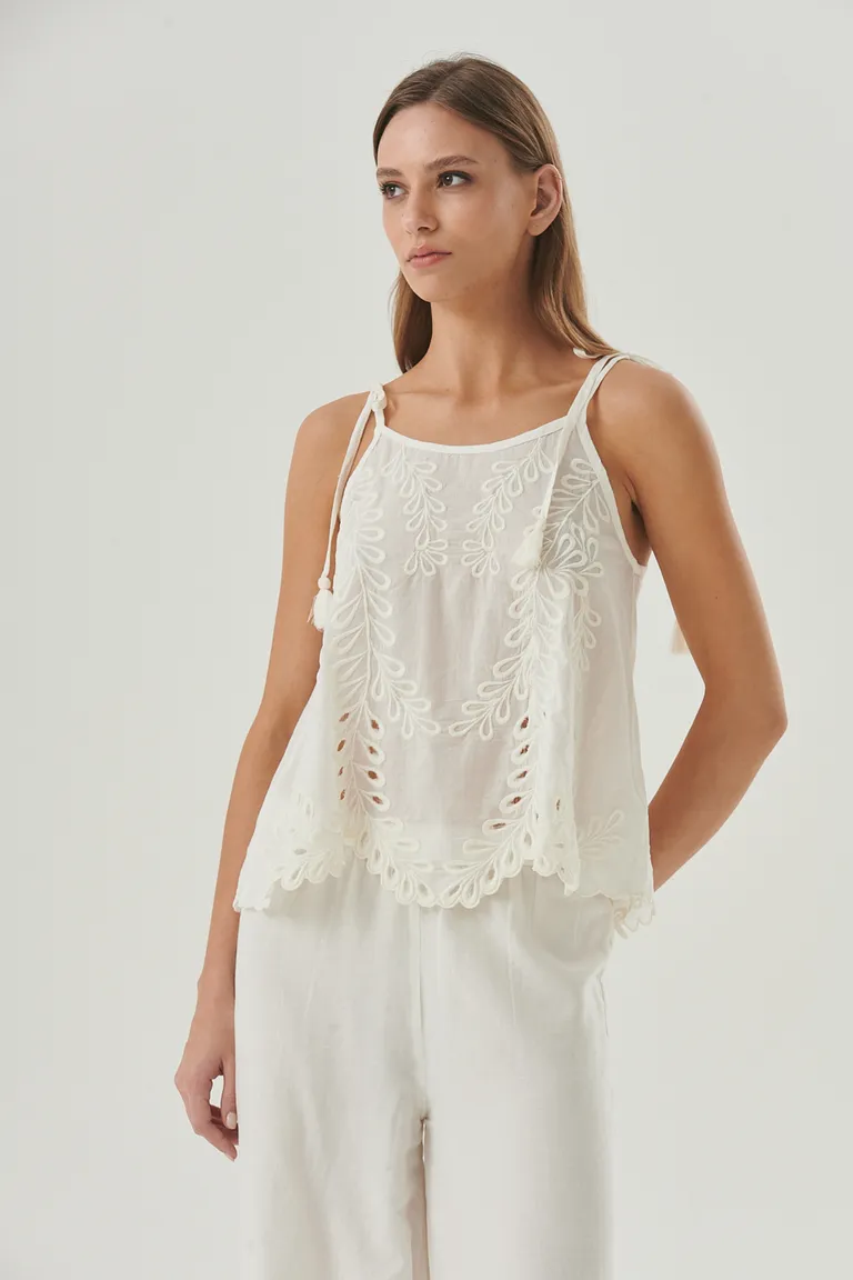 Top blanco de estilo boho con bordados artesanales y detalles femeninos de Sweet en Tops para argentina