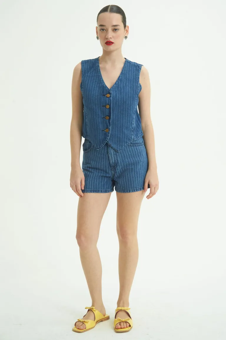 Shorts de denim tizado de tiro alto y piernas anchas para un estilo relajado y canchero de Las Pepas en Shorts para argentina