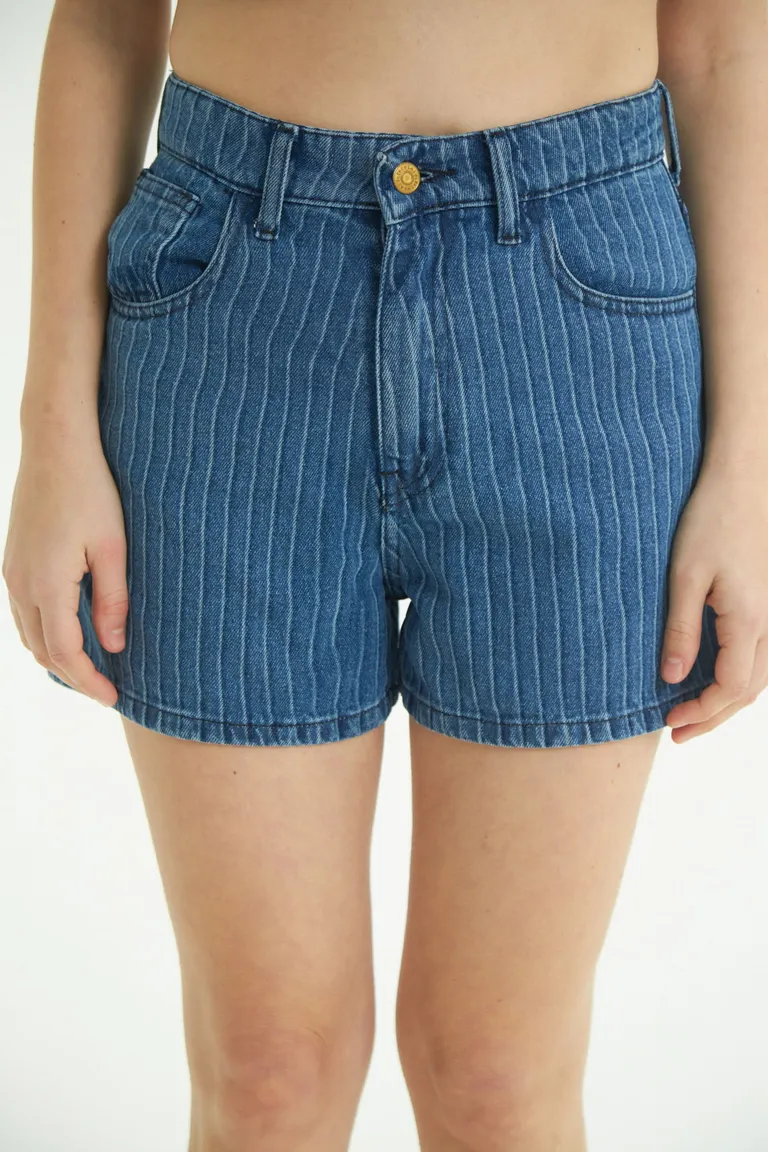 Shorts de denim tizado de tiro alto y piernas anchas para un estilo relajado y canchero de Las Pepas en Shorts para argentina