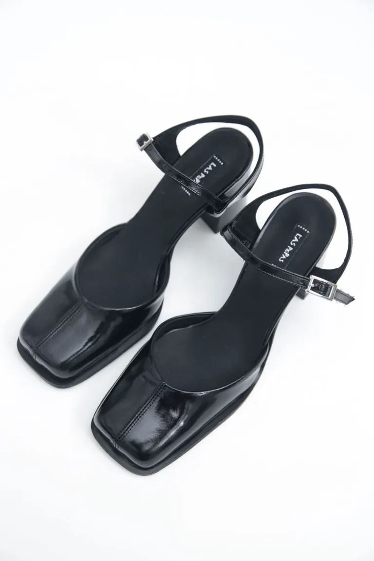 Sandalias de cuero negro con taco redondeado y recorte central en la puntera de Las Pepas en Sandalias para argentina