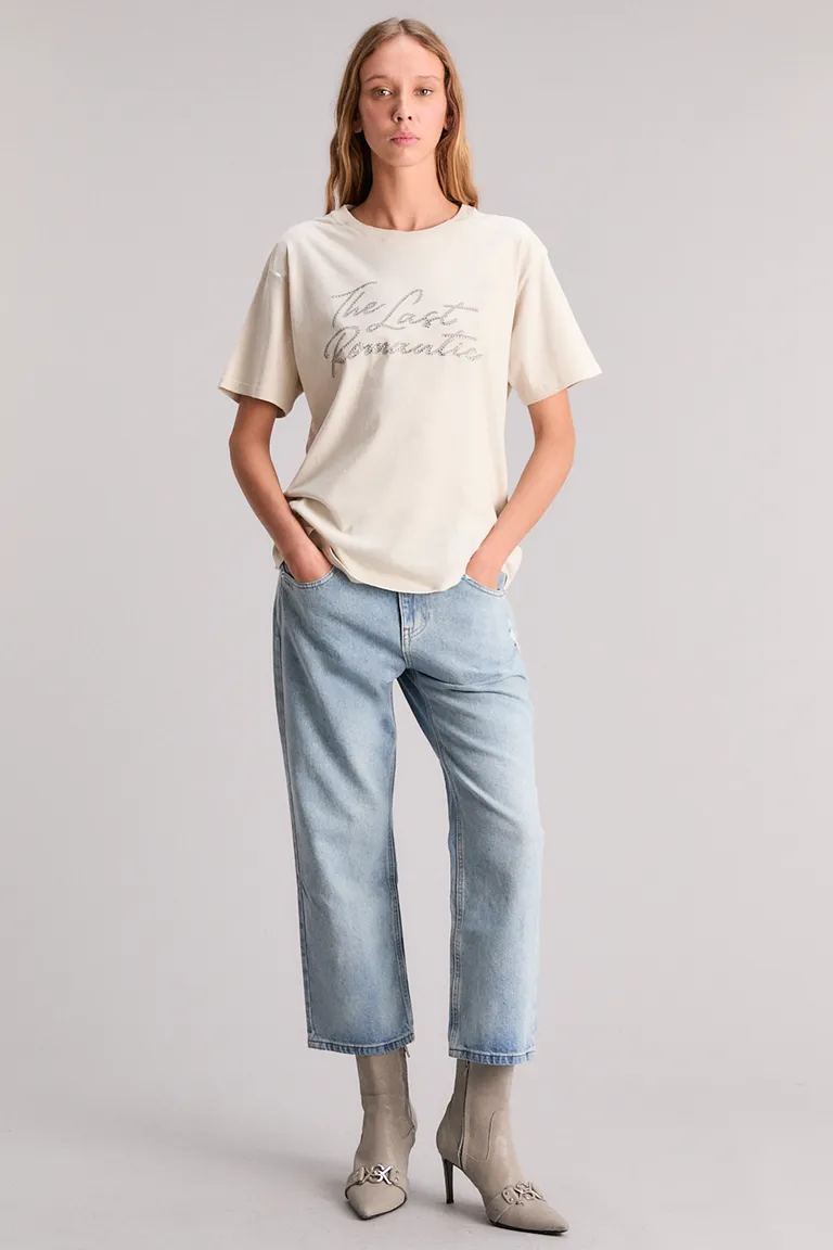 Remera de corte regular con estampado exclusivo y detalles en rib de Kosiuko en Remeras para argentina