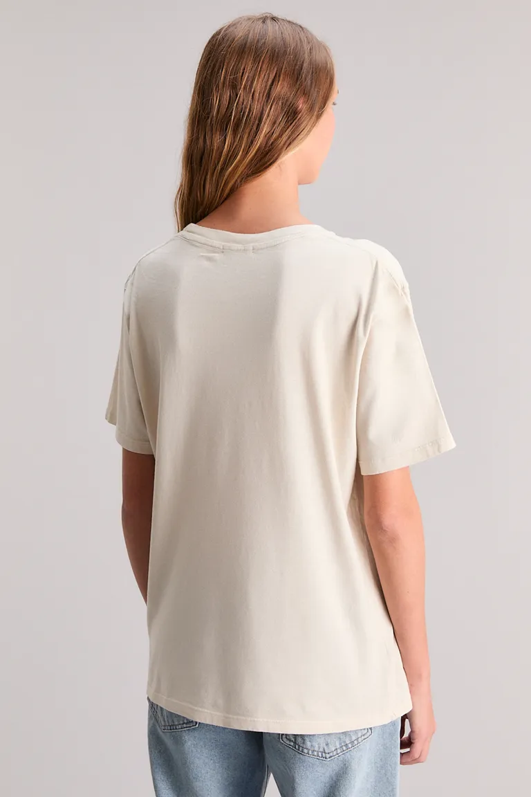 Remera de corte regular con estampado exclusivo y detalles en rib de Kosiuko en Remeras para argentina