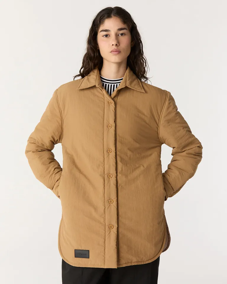 Campera worker enguatada de calce oversized con cierre de botones y diseño clásico de Furzai en Chaquetas para argentina