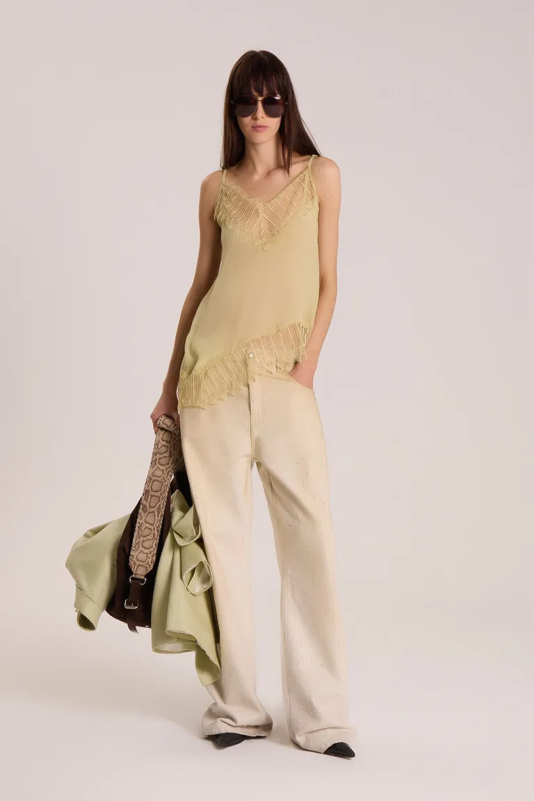 Top verde de escote en V con diseño asimétrico y detalles en encaje de Maria Cher en Tops para argentina