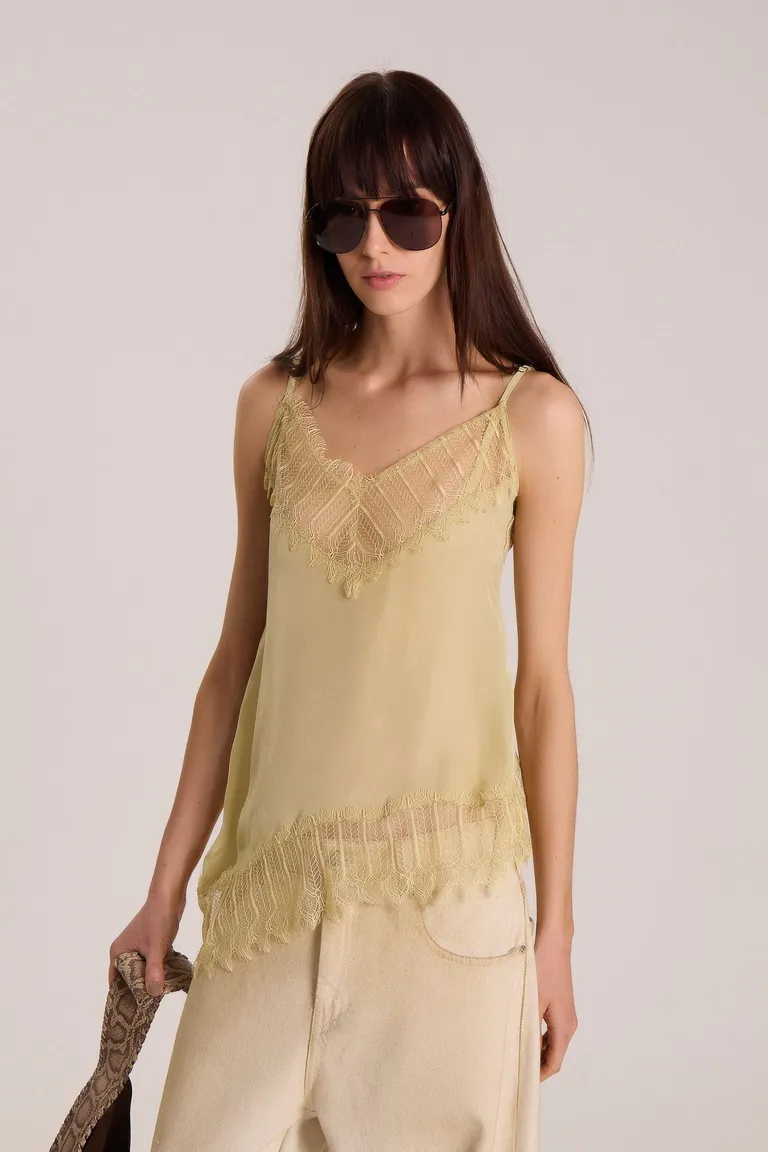 Top verde de escote en V con diseño asimétrico y detalles en encaje de Maria Cher en Tops para argentina