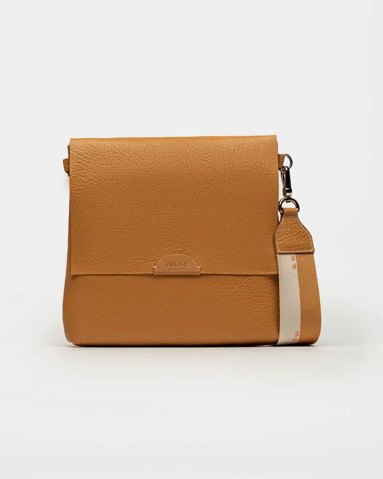 Bandolera olivia de cuero graneado con correa larga y relajada informalidad de Prüne en Bolsos y Carteras para argentina