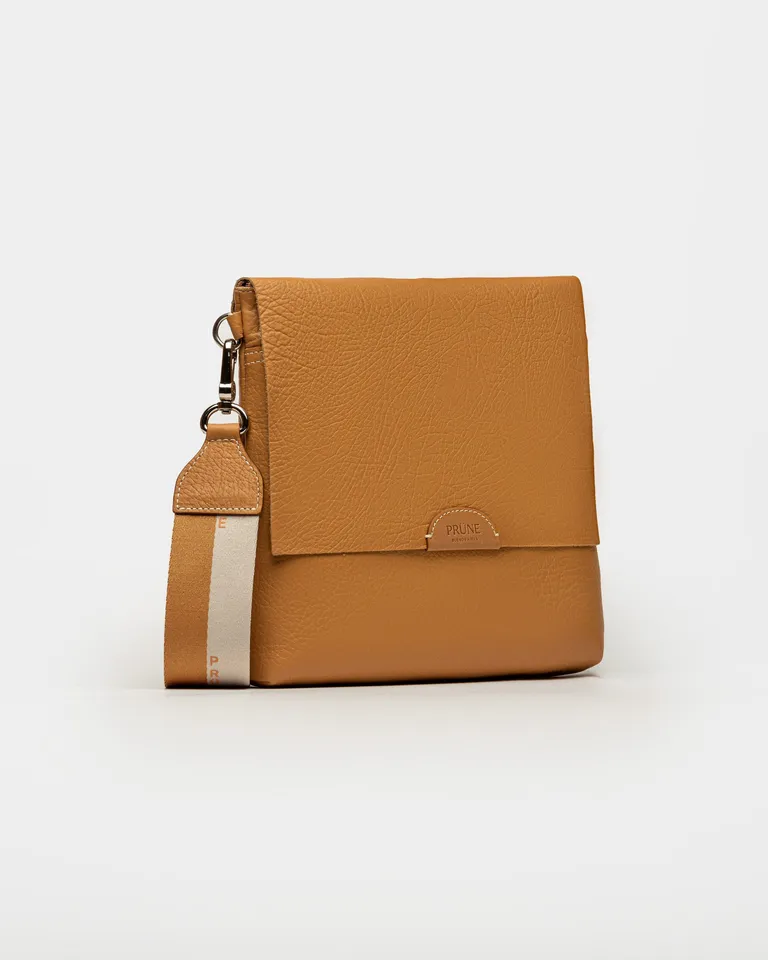 Bandolera olivia de cuero graneado con correa larga y relajada informalidad de Prüne en Bolsos y Carteras para argentina