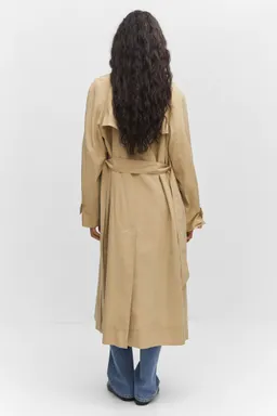 Trench fluido tencel de Mango en Tapados para argentina