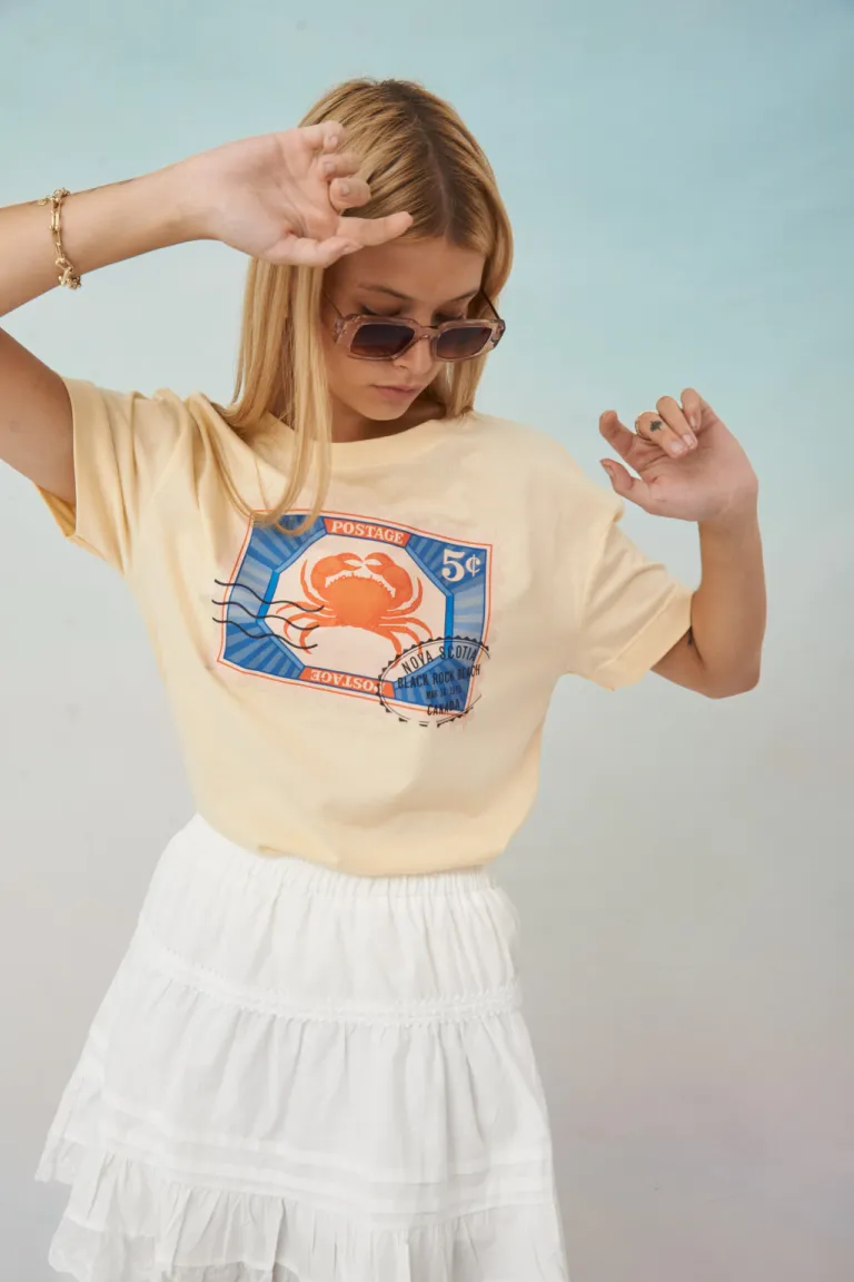 Remera con estampado de cangrejo para mujer, ideal para días soleados y actividades al aire libre de Apricot en Remeras para argentina