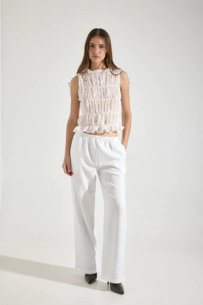 Moderno top blanco con cuello bote y diseño fruncido de Audaz en Tops para argentina