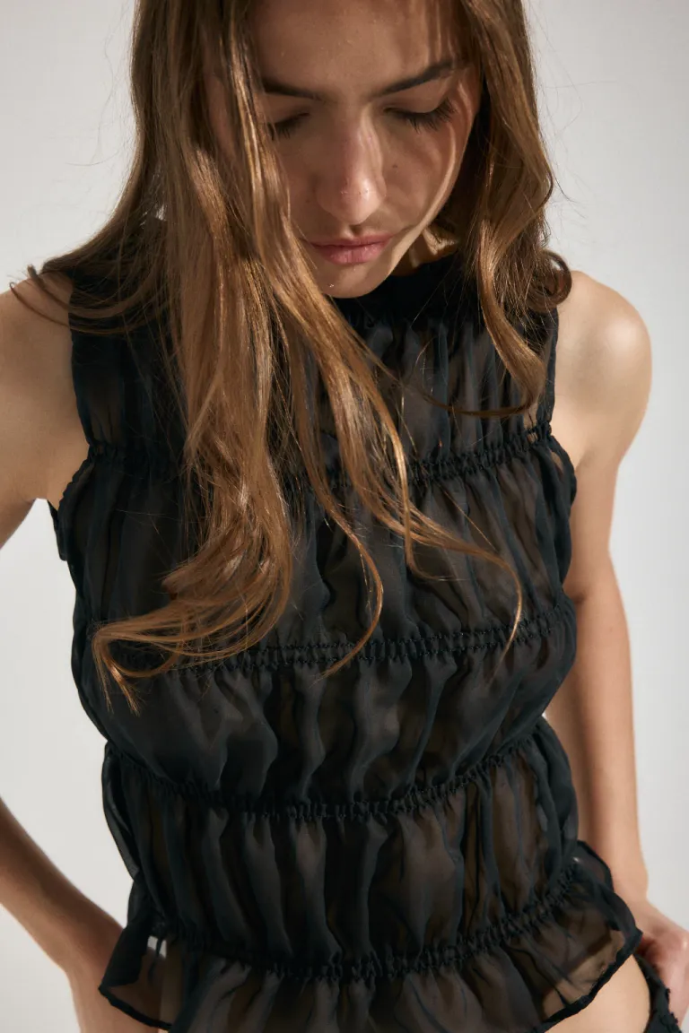 Moderno top blanco con cuello bote y diseño fruncido de Audaz en Tops para argentina