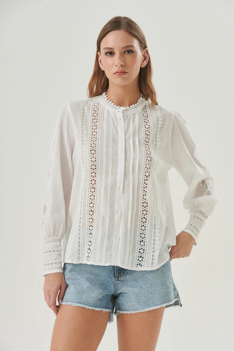 Blusa de diseño delicado con detalles de encaje y bordados para un look refinado de Sweet en Blusas para argentina