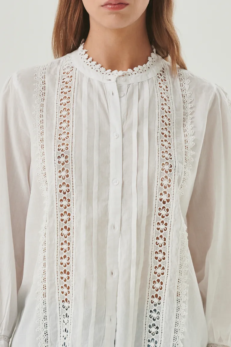 Blusa de diseño delicado con detalles de encaje y bordados para un look refinado de Sweet en Blusas para argentina