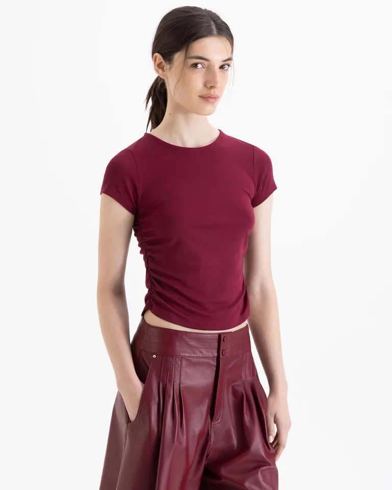 Remera con escote redondo y frunce en laterales de manga corta de Jazmin Chebar en Remeras para argentina