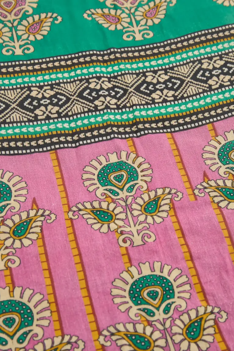 Pareo toalla con estampado étnico tradicional y diseño versátil para playa de Rapsodia en Swimwear y Beachwear para argentina