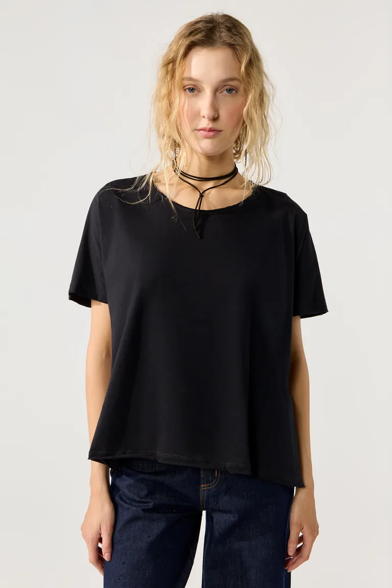 Remerón de algodón negro - Prenda elegante y versátil para el armario femenino de Cuesta Blanca en Remeras para argentina