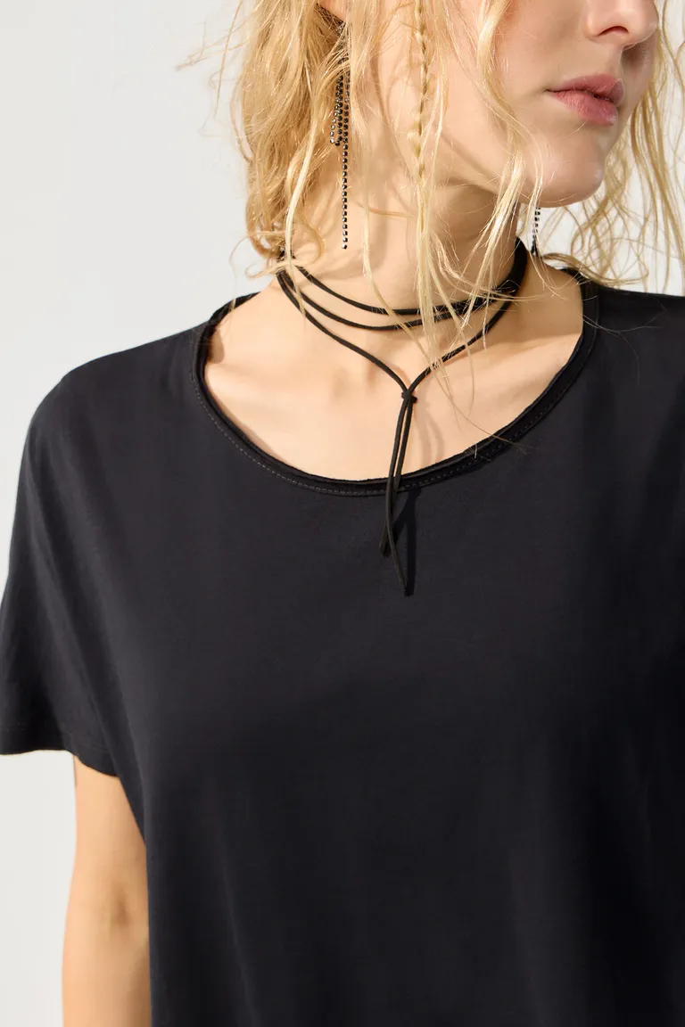 Remerón de algodón negro - Prenda elegante y versátil para el armario femenino de Cuesta Blanca en Remeras para argentina