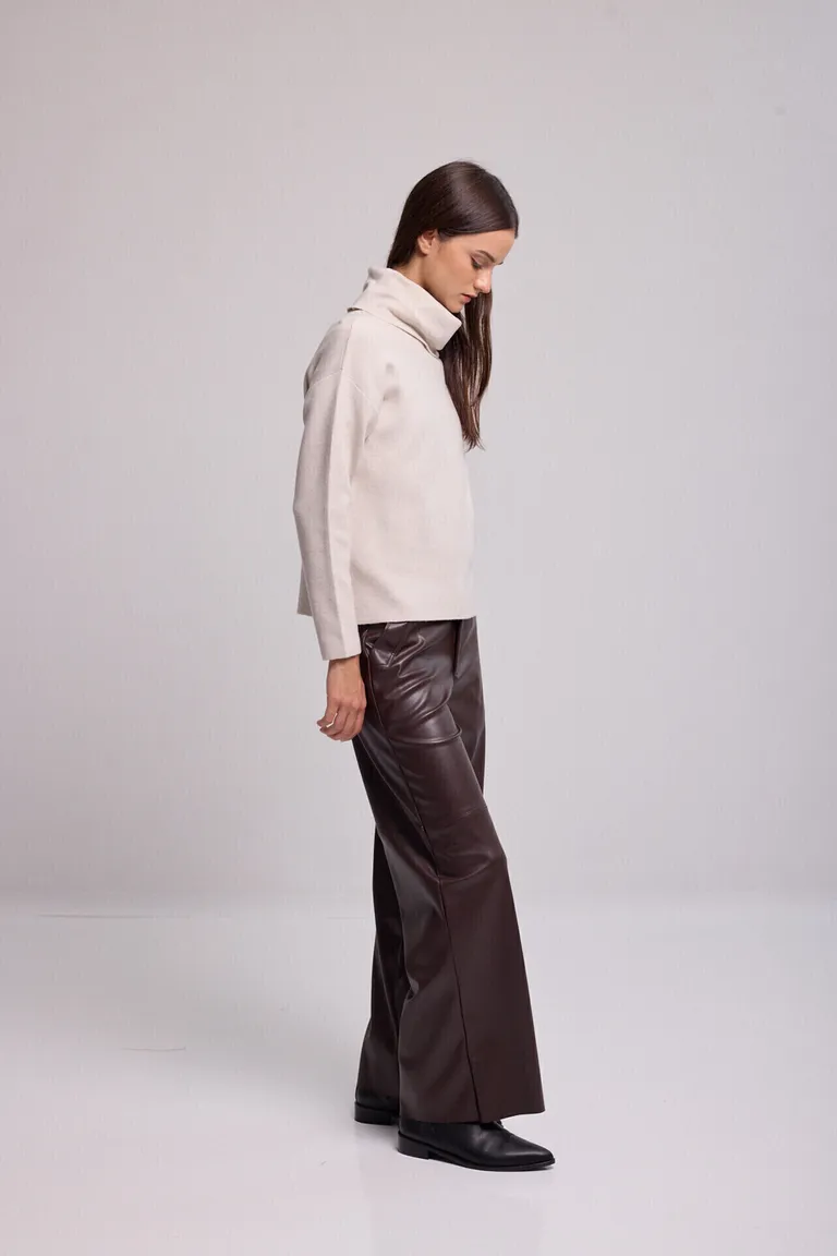 Pantalón recto de mujer con bolsillos diagonales y detalle de recortes en rodillas de Kill en Pantalones para argentina