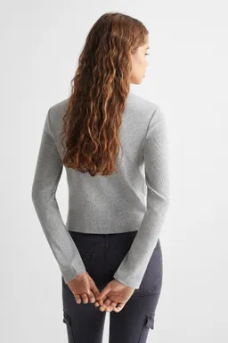 Camiseta manga larga aberturas de Mango Teen en Buzos y Sweaters para argentina