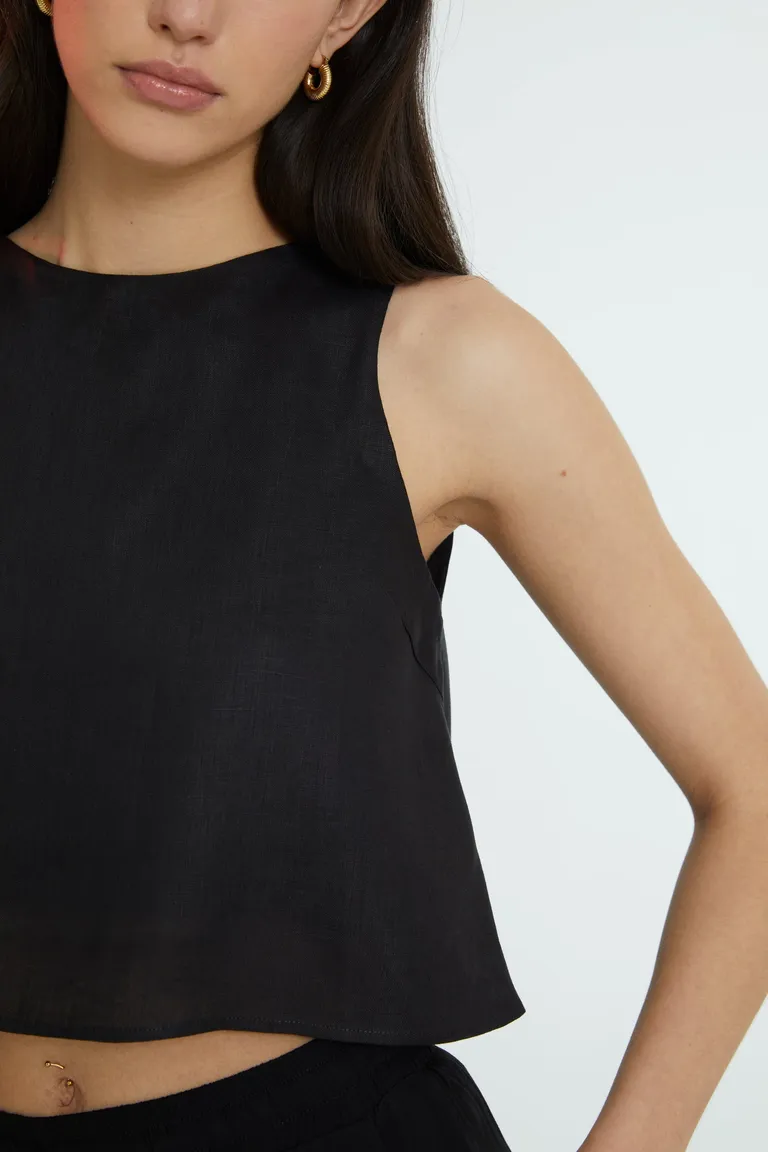 Top negro sin mangas con cuello alto y botones en la espalda de Naíma en Tops para argentina