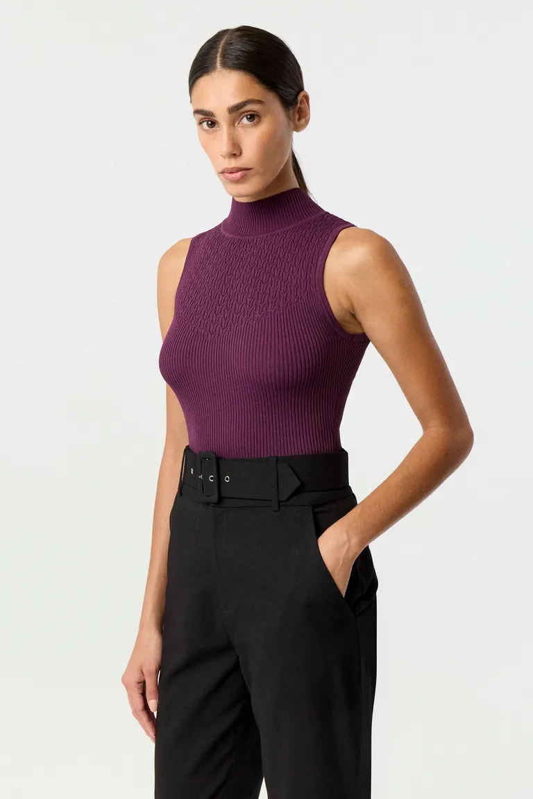 Top tejido de punto sin mangas con cuello semipolera y diseño acanalado entallado de Markova en Tops para argentina