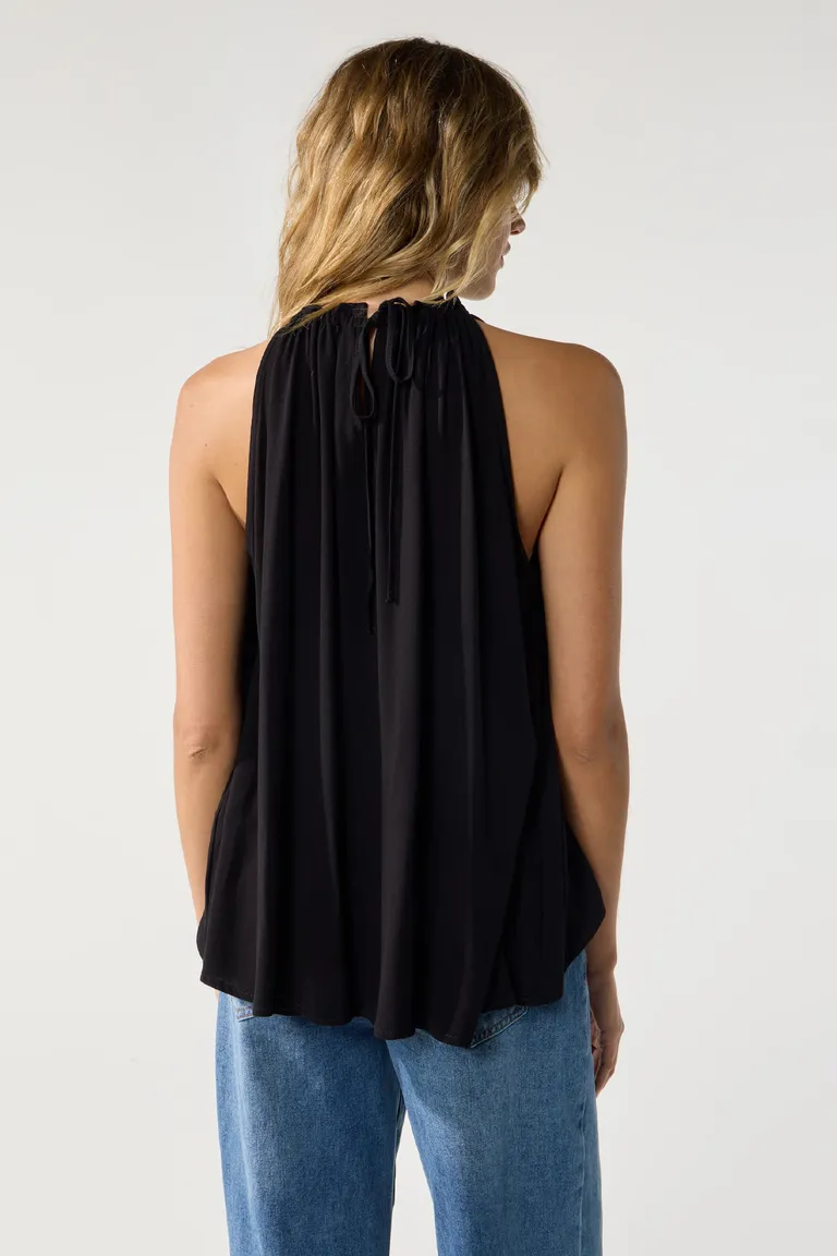 Top negro de crepe con escote de volado y lazo en la espalda para mujer de Cuesta Blanca en Tops para argentina