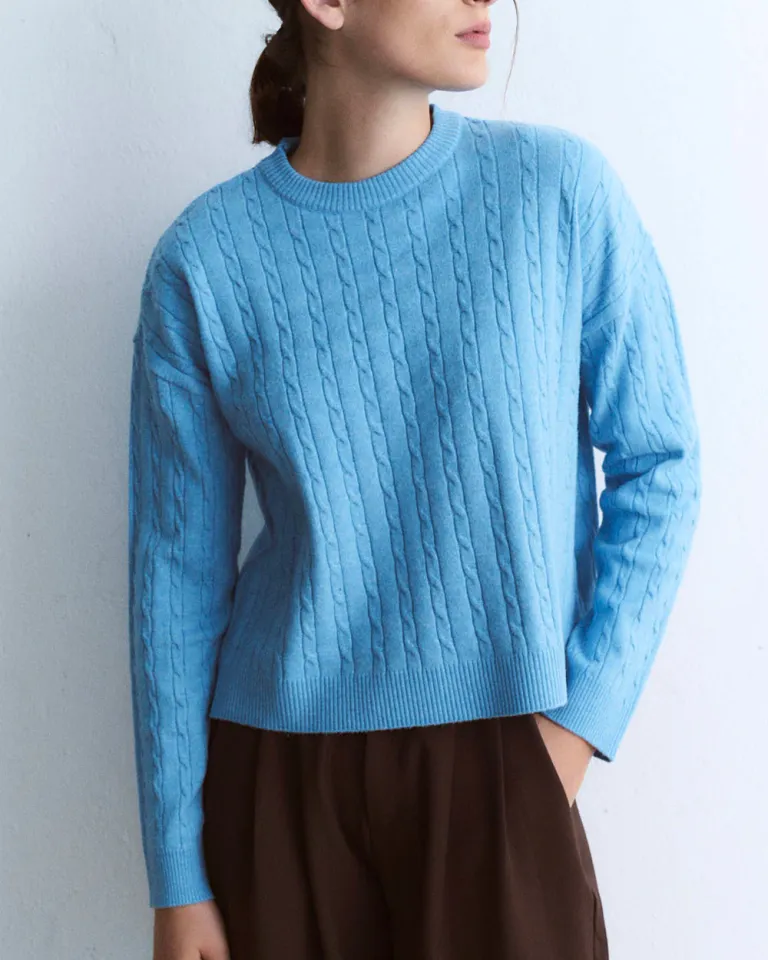 Sweater tejido de punto trenzado en tono celeste, de corte único y moderno de Sky en Buzos y Sweaters para argentina
