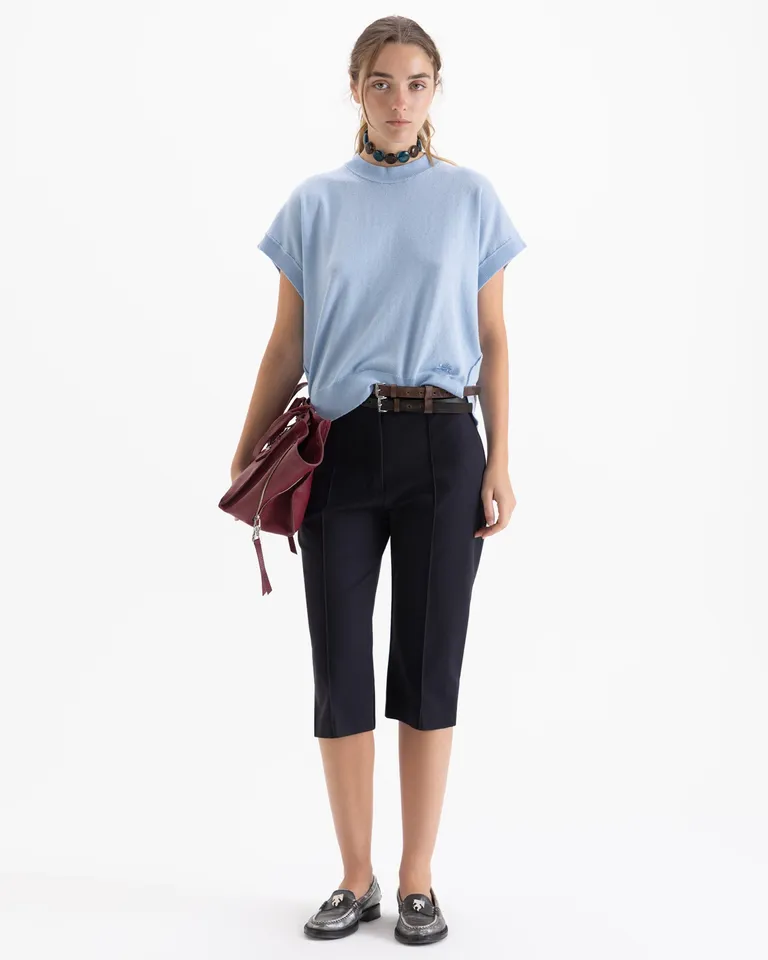 Chaleco tejido de corte holgado con hombros definidos y diseño de caída relajada hacia los laterales de Jazmin Chebar en Chalecos para argentina