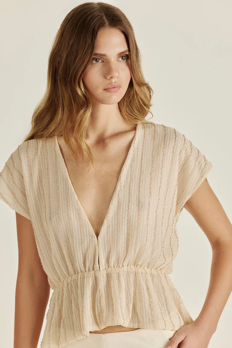 Blusa bordada en escote en V de diseño elegante y femenino de Tucci en Blusas para argentina