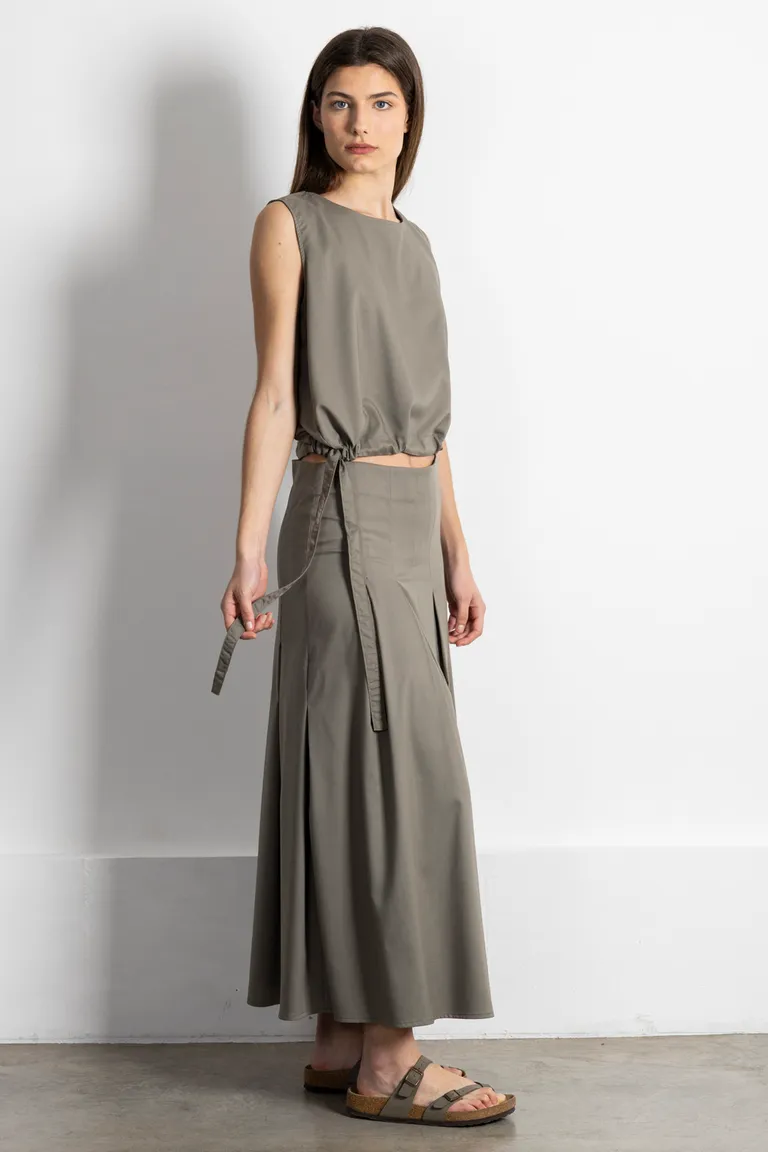 Blusa musculosa gris con lazo ajustable en el ruedo - Elegancia y comodidad en una sola prenda de Kill en Blusas para argentina