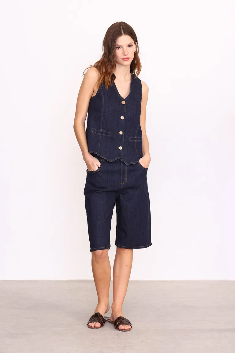 Bermuda tiro medio con bolsillos delanteros y traseros, corte recto hasta la rodilla de Yagmour en Shorts para argentina