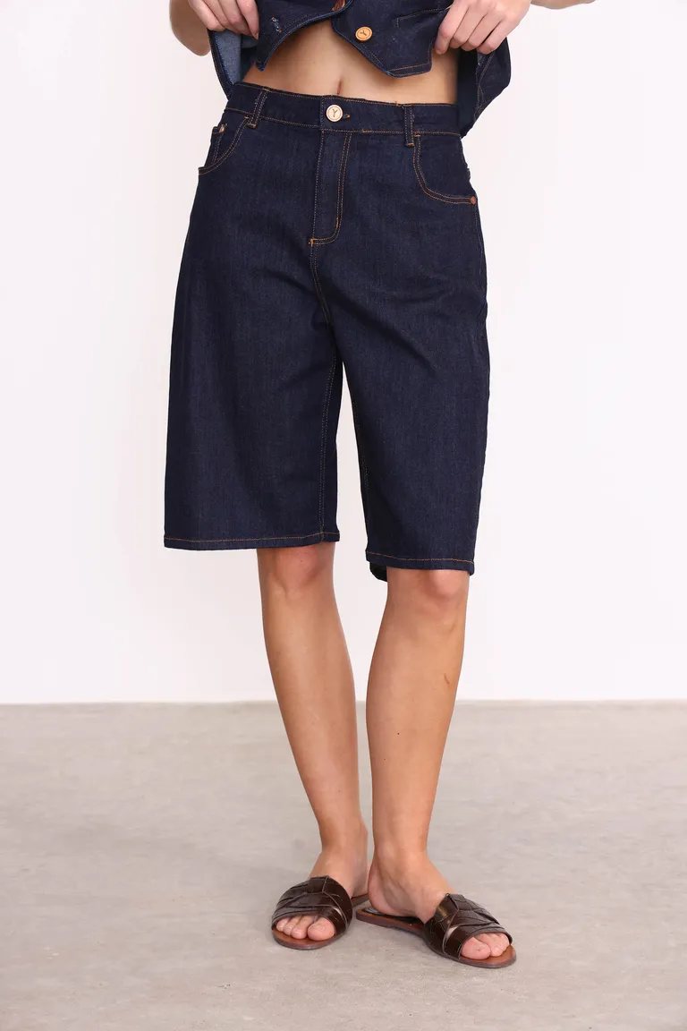 Bermuda tiro medio con bolsillos delanteros y traseros, corte recto hasta la rodilla de Yagmour en Shorts para argentina