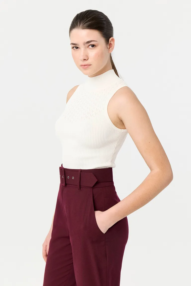 Top tejido sin mangas con cuello semipolera y detalle de calado en el escote de Markova en Tops para argentina