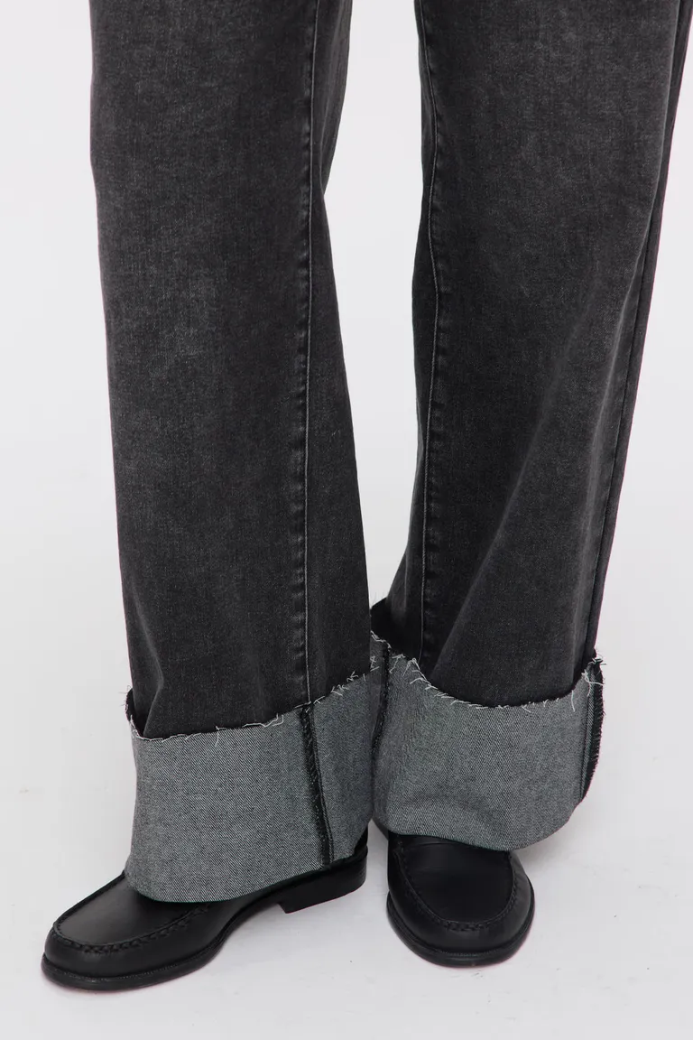 Pantalón de jean tiro medio con pierna recta y ruedo con doblez de Cuesta Blanca en Pantalones para argentina