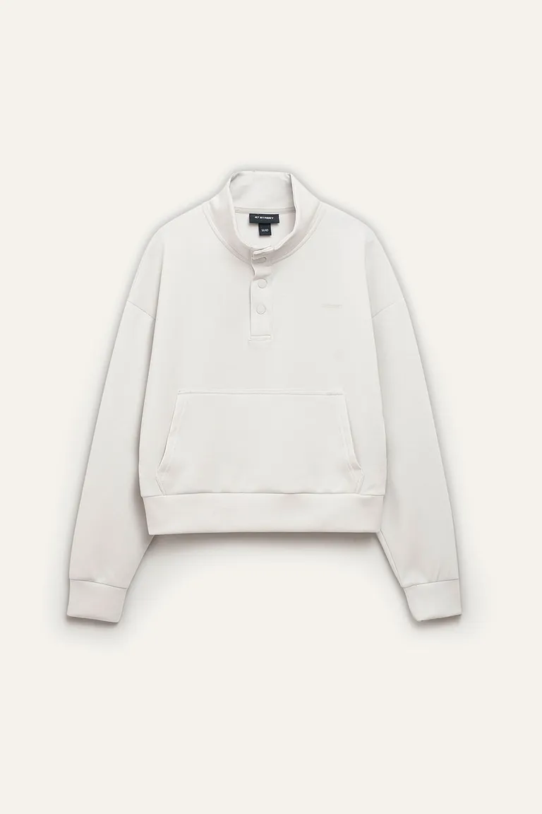 Buzo de cuello alto con broches metálicos, bolsillo canguro frontal y logo estampado para uso urbano de 47 Street en Buzos y Sweaters para argentina