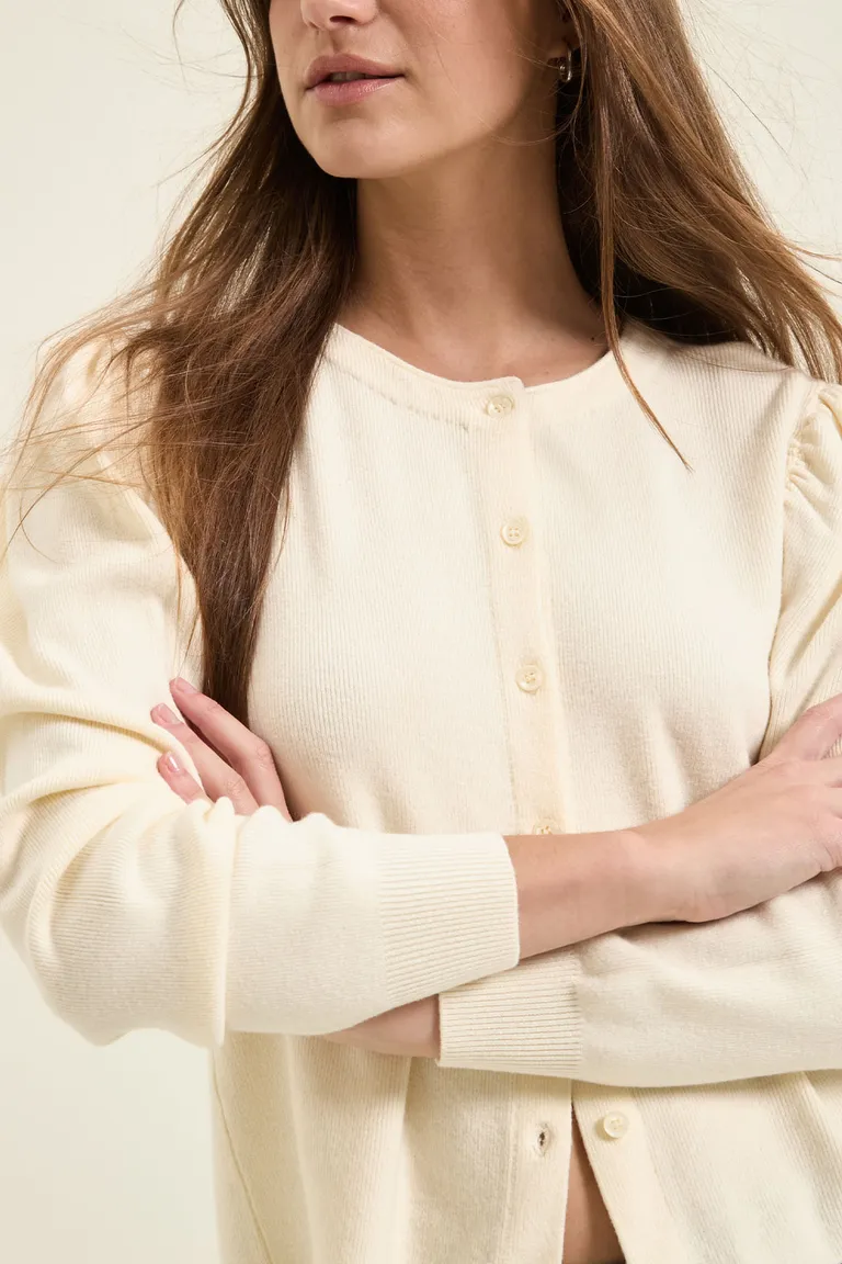 Cardigan tejido con mangas abullonadas y cierre frontal de botones de Cuesta Blanca en Buzos y Sweaters para argentina