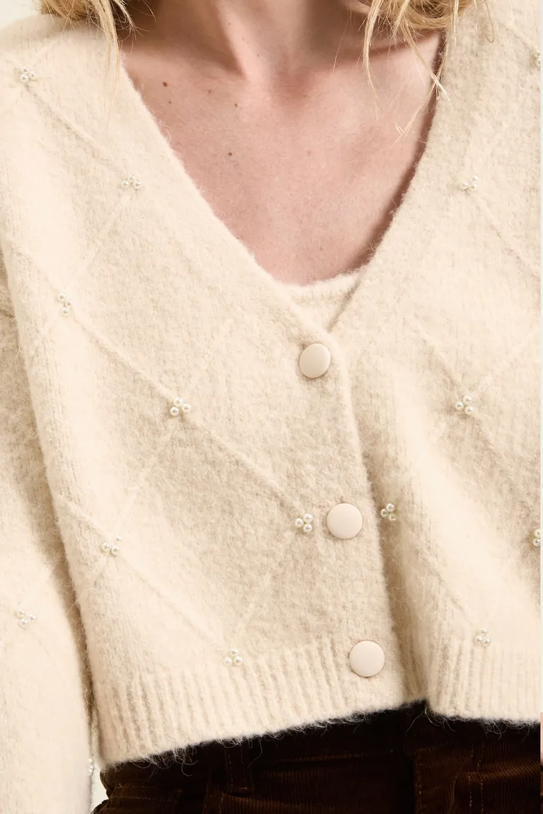 Cardigan con cuello en V diseño de rombos y detalle de perlas de Cuesta Blanca en Buzos y Sweaters para argentina
