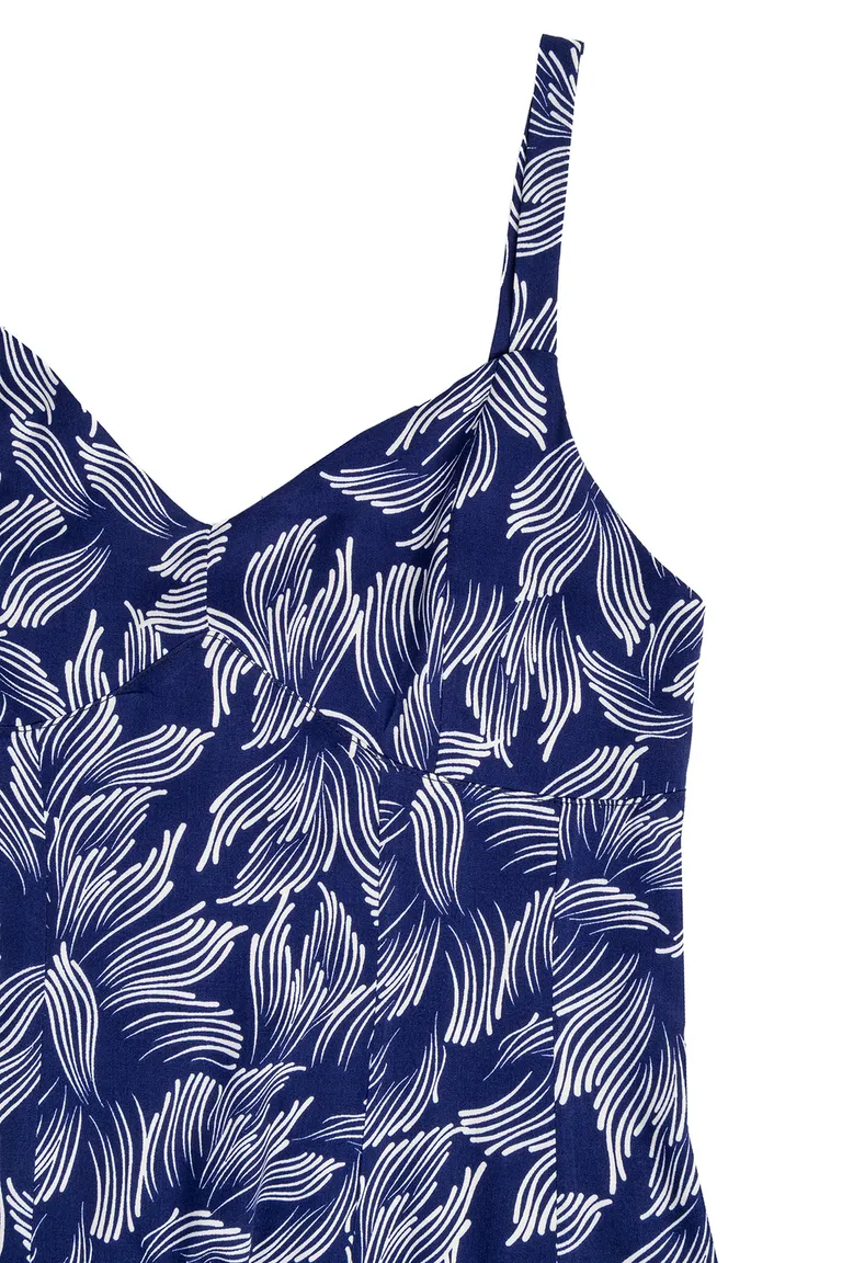 Vistoso vestido corto de diseño estampado en tonos azulados, ideal para realzar tu figura de Kill en Vestidos para argentina