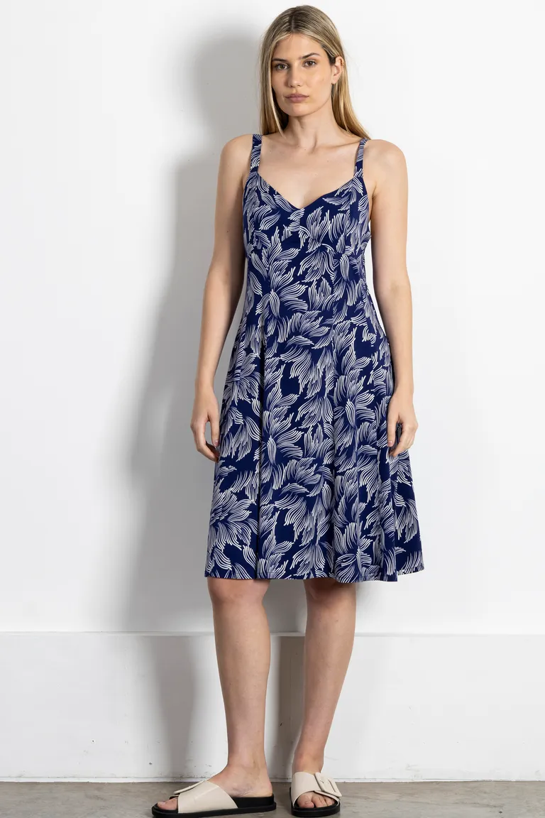 Vistoso vestido corto de diseño estampado en tonos azulados, ideal para realzar tu figura de Kill en Vestidos para argentina