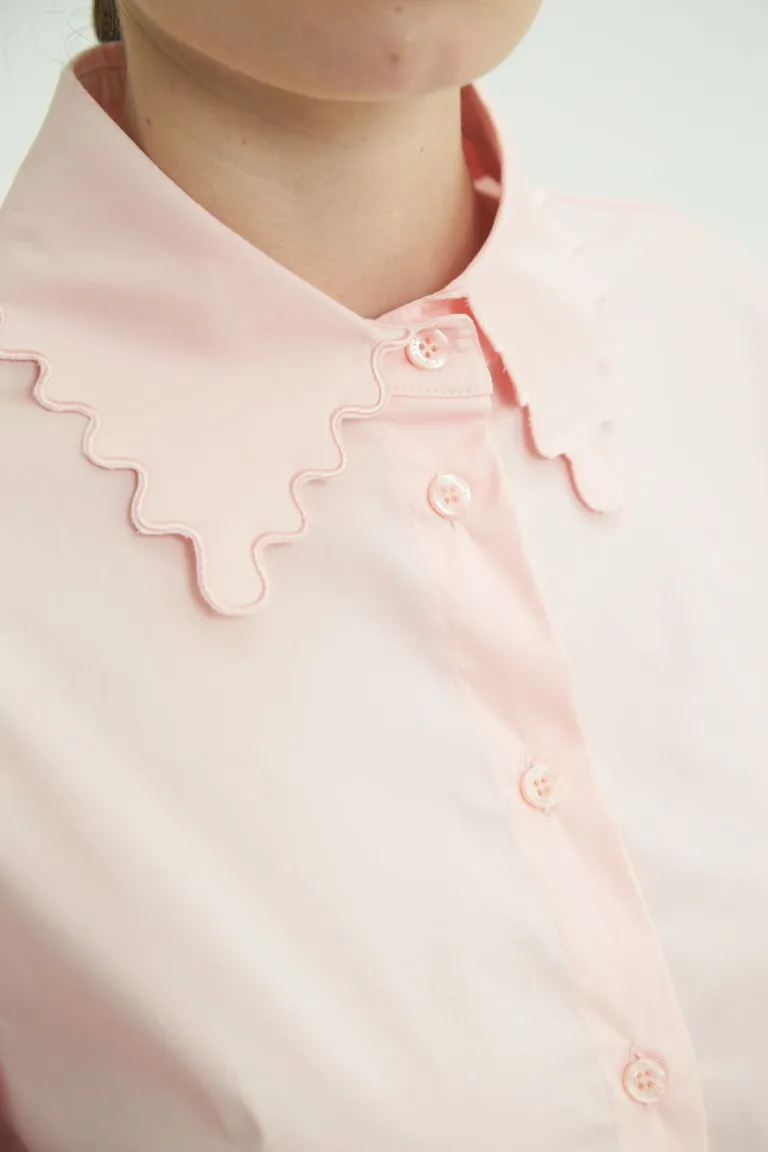 Camisa rosa de poplín con detalles bordados y diseño ondulado en cuello y puños de Las Pepas en Camisas para argentina