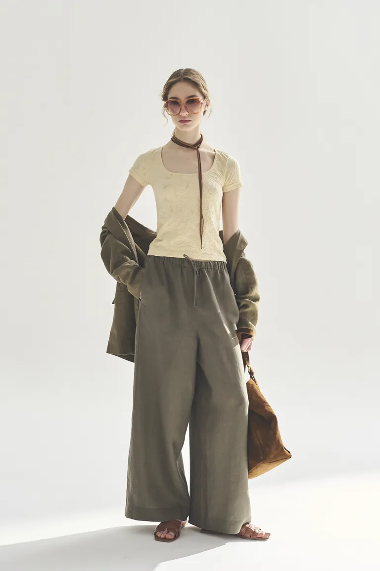 Remera de manga corta con cuello en beige - Prenda versátil y elegante de Akiabara en Remeras para argentina