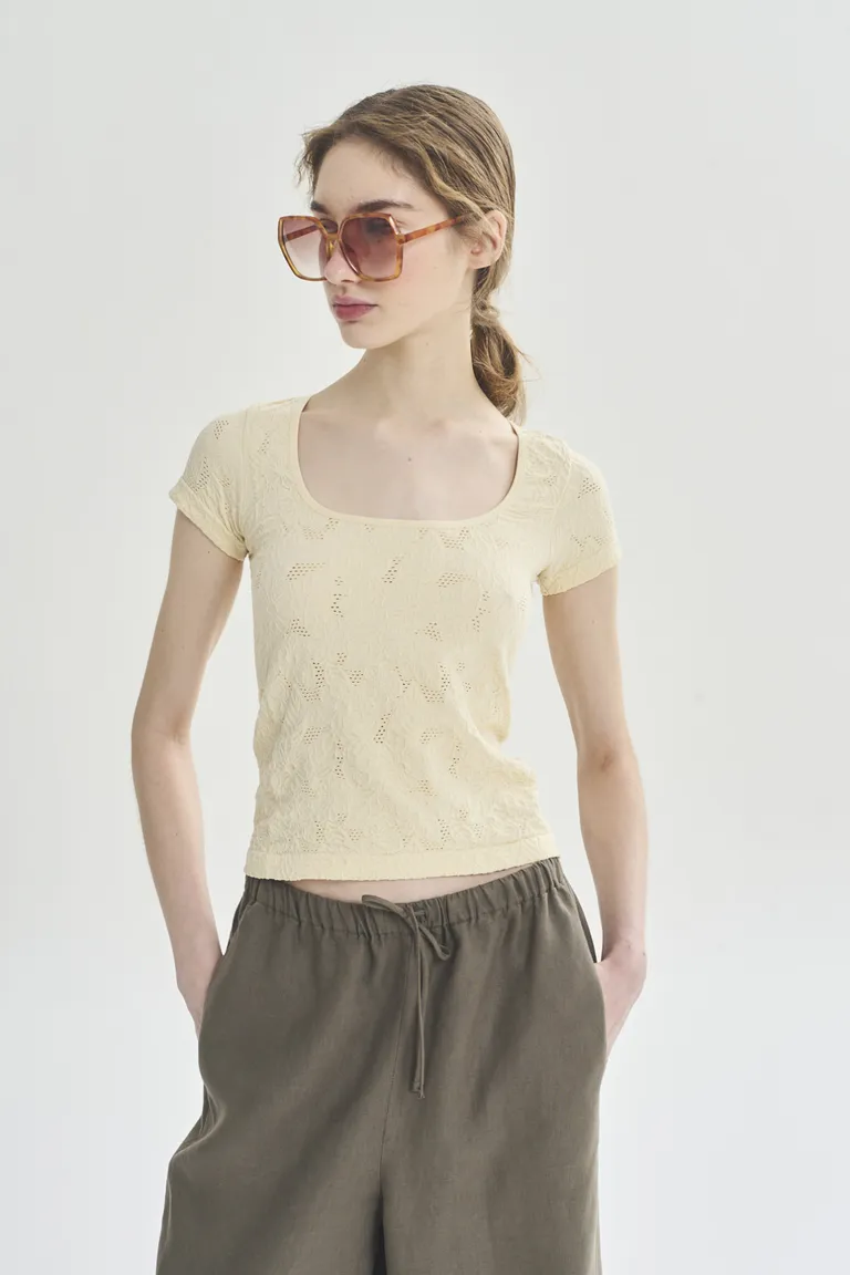 Remera de manga corta con cuello en beige - Prenda versátil y elegante de Akiabara en Remeras para argentina