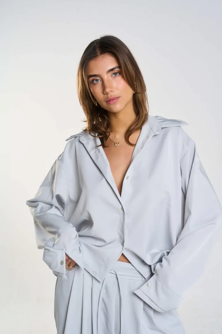 Camisa de seda prada con diseño amplio y corto a la cadera de Belle en Camisas para argentina